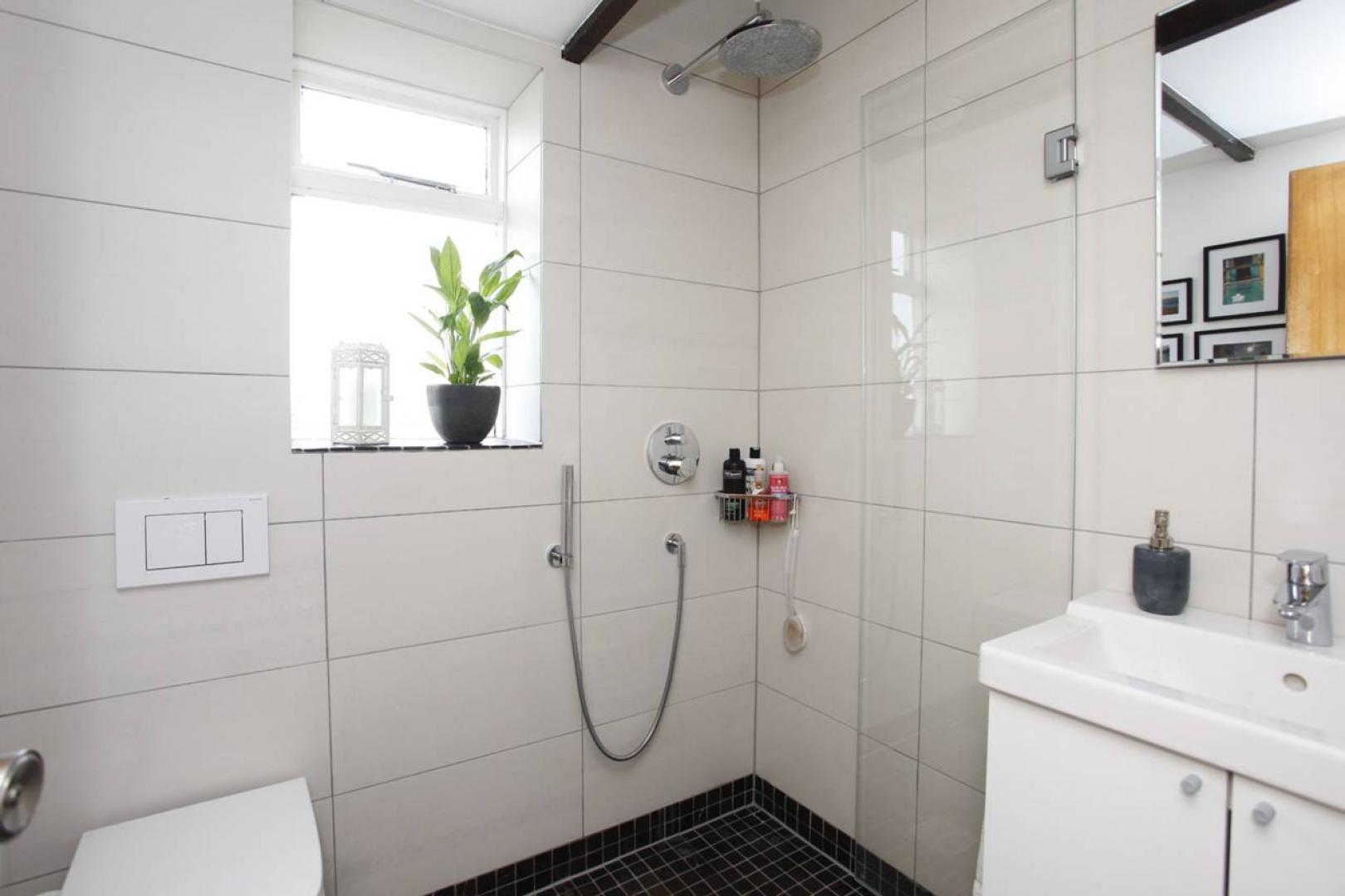 			NEW INSTRUCTION (Private Roof Terrace), 1 Bedroom, 1 bath, 1 reception Flat			 Goldney Road, MAIDA VALE